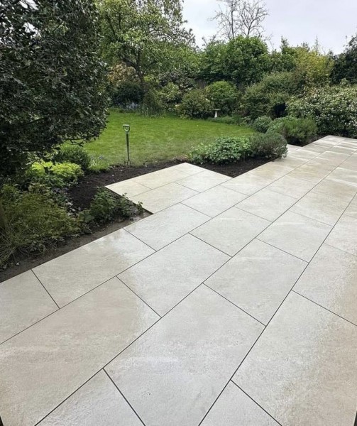 Rosa White porcelain paving situated in domestic garden 
