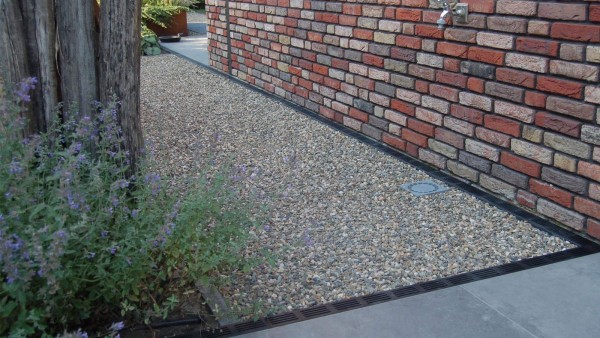 Slimline threshold drain