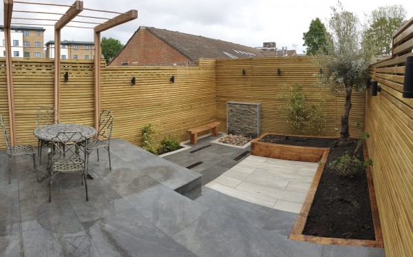 Landscaped gaden installed using fusion graphite paving 