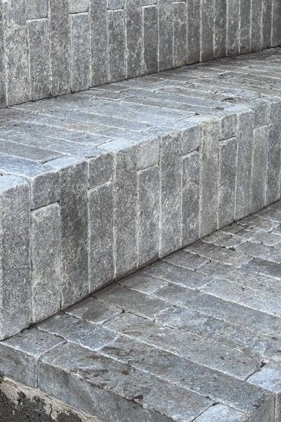 Old Sinai Pearl Grey Acid Washed Surface, Tumbled Edges, Limestone Slim-Setts dry