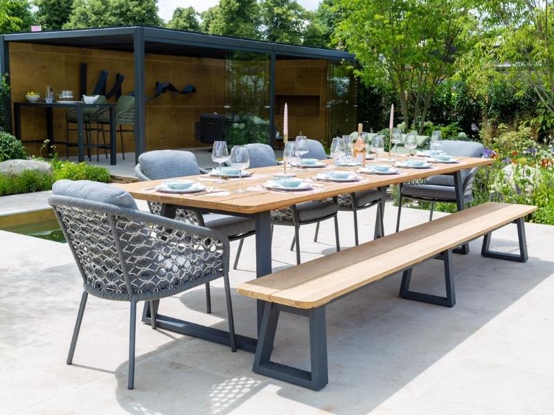 outdoor dining area by Consilium Hortus with pietra jura beige porcelain paving