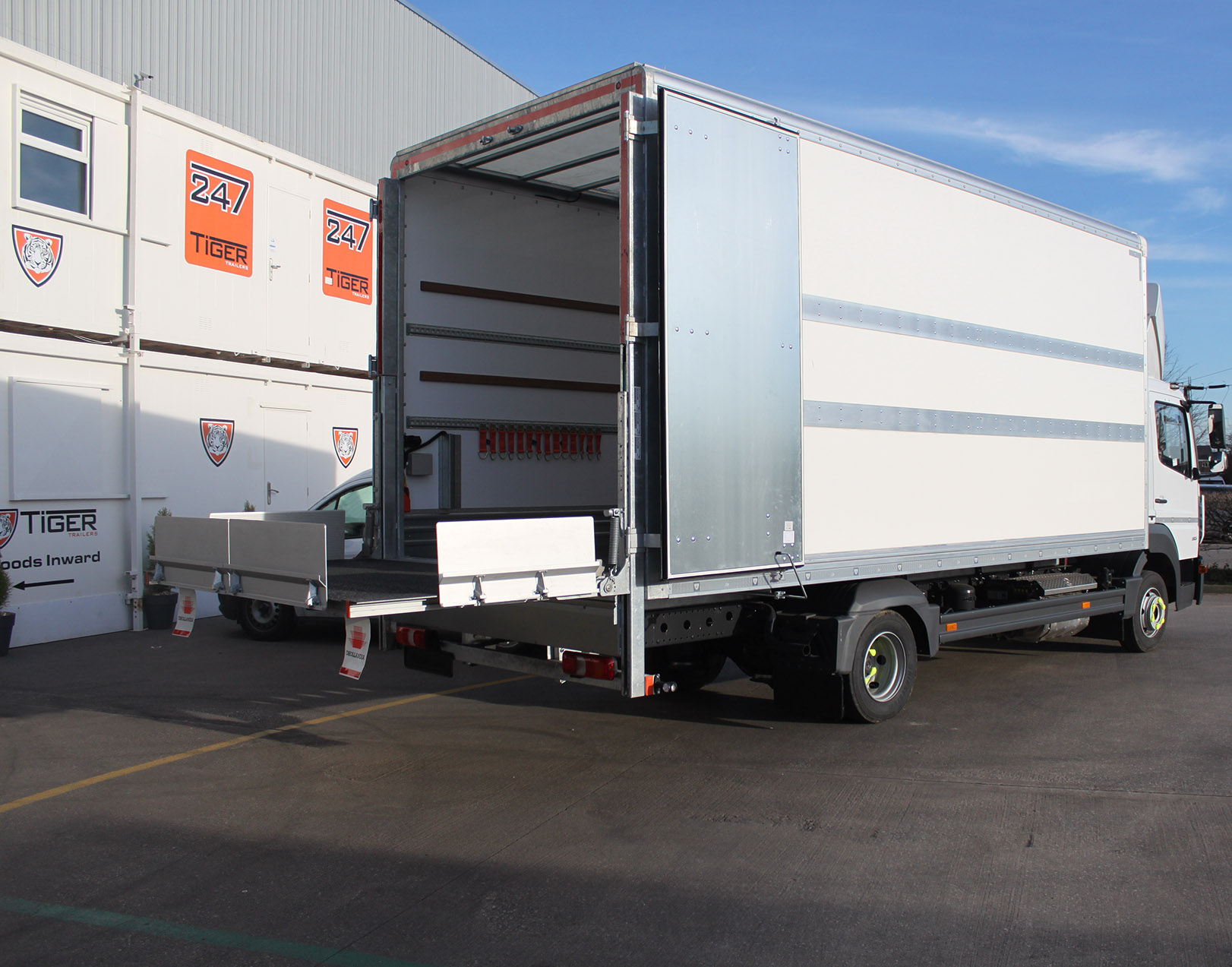 Rigid lorry with tail lift