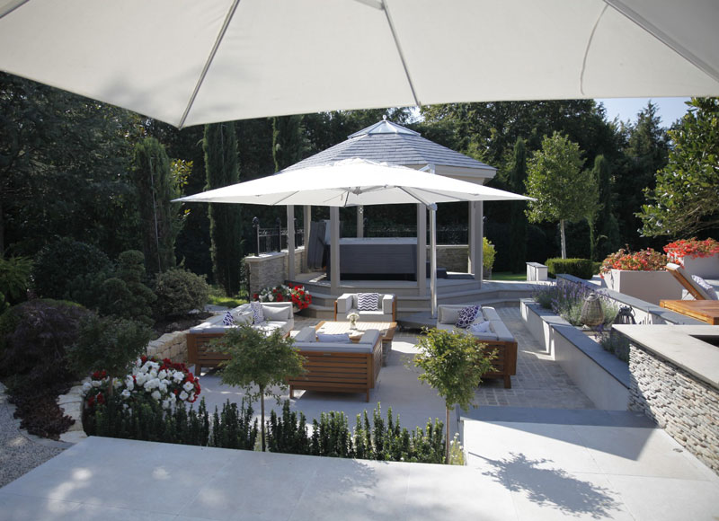 porcelain clad sunken garden with white pavers and large white parasol