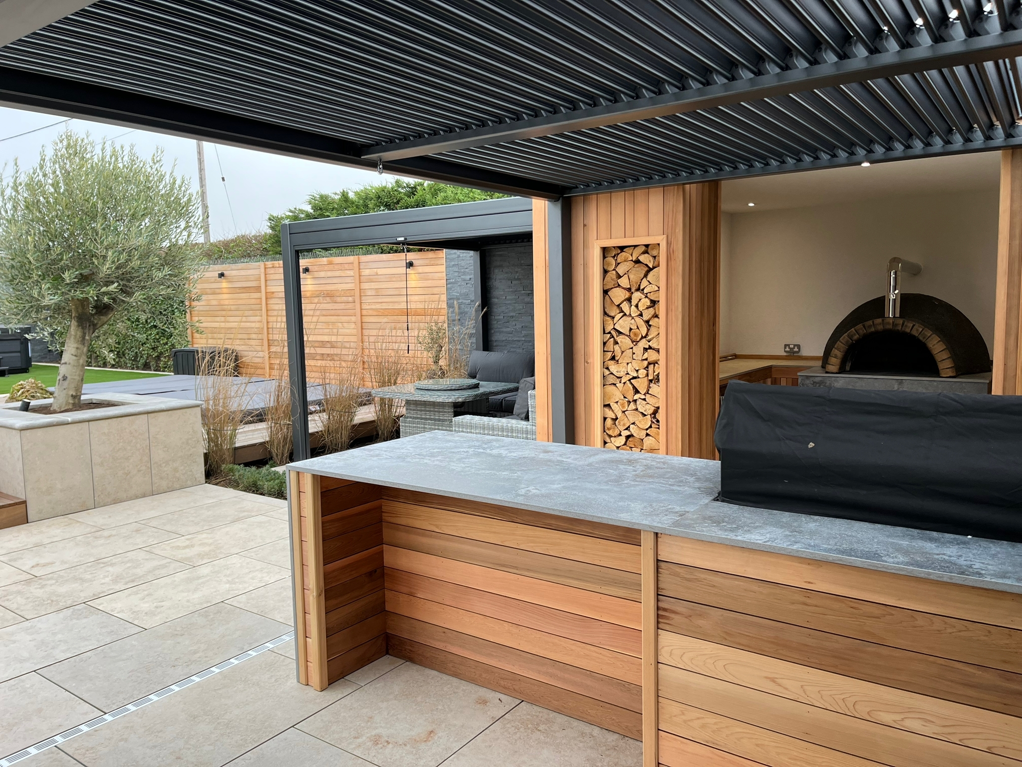 outdoor kitchen and pietra jura beige porcelain